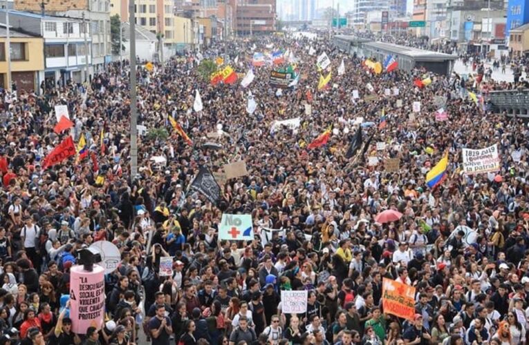Colombia: Un muerto en masivas protestas contra el gobierno
