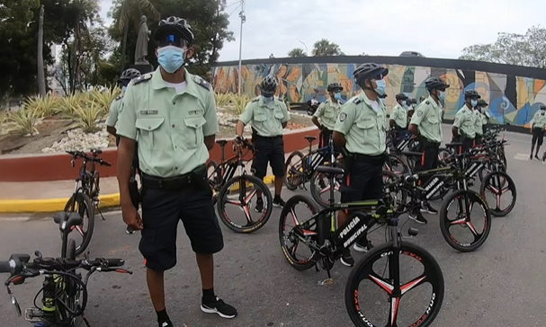 Dotan de uniformes y bicicletas a la Policía de Vargas