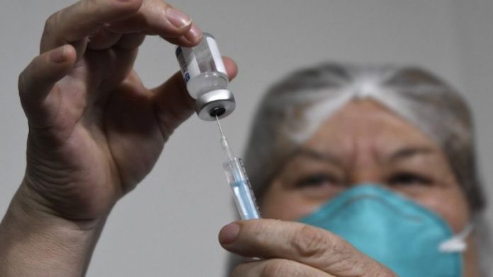 ‘María’ ahora ofrece vacunas anticovid a cambio de dólares
