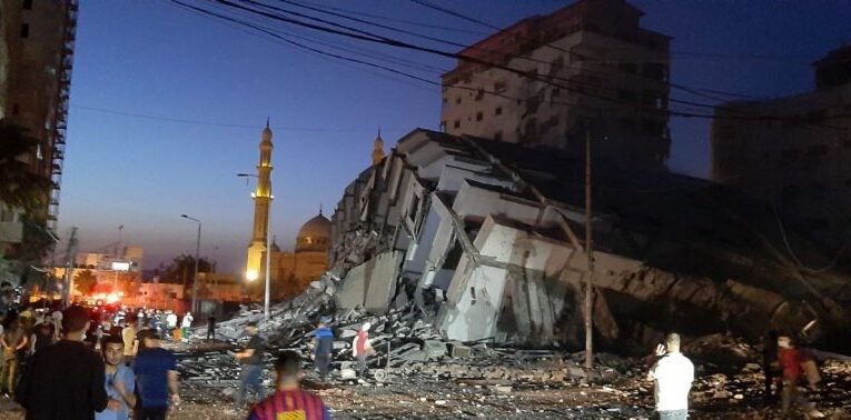 Cae edificio de 13 pisos en Gaza tras bombardeo de Israel