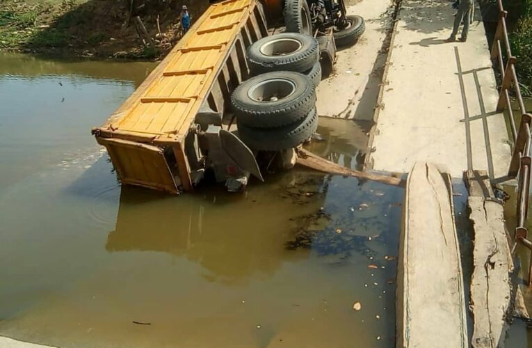 Puente roto lleva 37 días afectando a productores de leche en Barinas