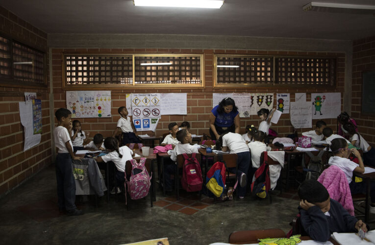 Maduro estudia retomar las clases presenciales el próximo año escolar