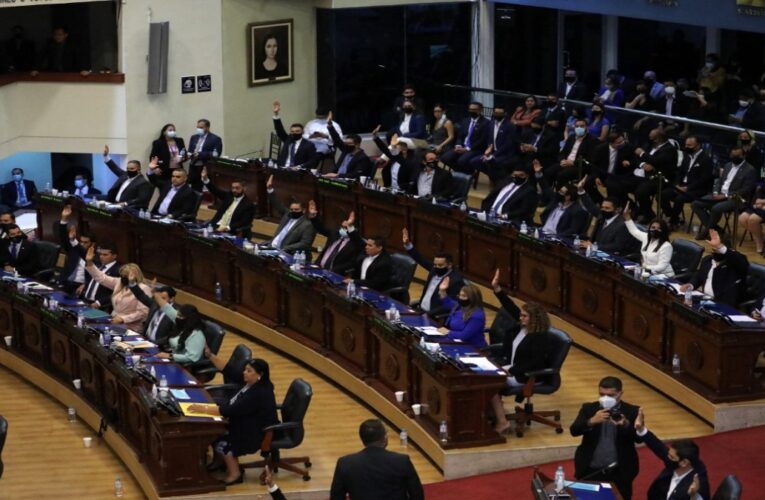 Nuevo Congreso de El Salvador destituye a jueces criticados por Bukele