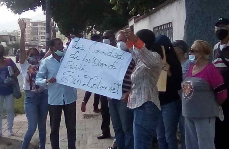 Vecinos de Pariata protestan después de 3 años sin internet
