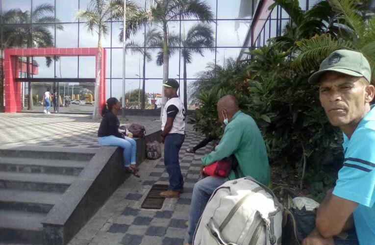 Sacaron del terminal a 12 pasajeros de La Costa que quedaron varados