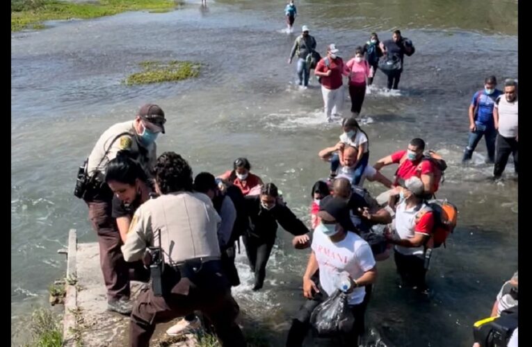 Interceptan a 45 venezolanos entrando a EEUU por río en Texas