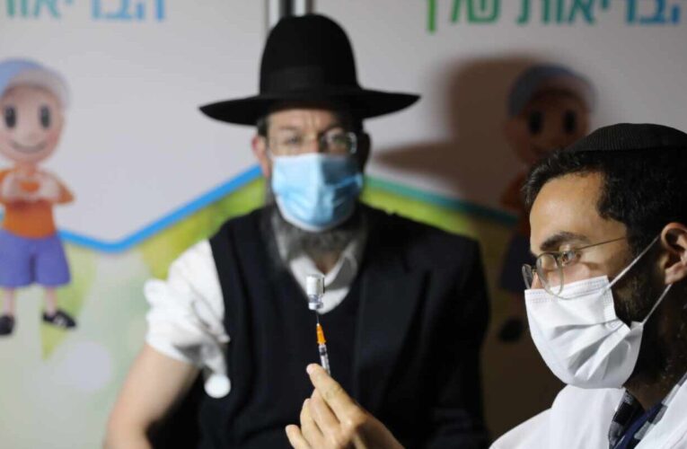 Israel en alerta ante alza de contagios que incluye a vacunados