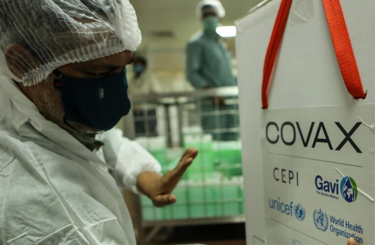 OMS pide a laboratorios compartir con Covax 50% de sus vacunas