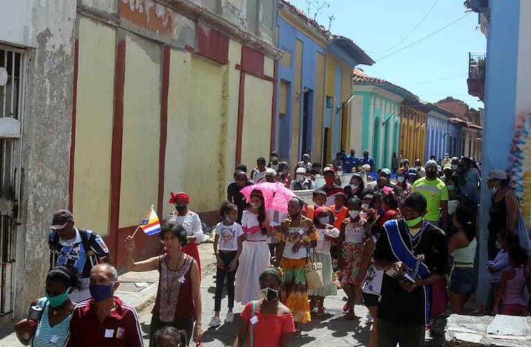 Desfilan en homenaje al 432 aniversario de la parroquia La Guaira