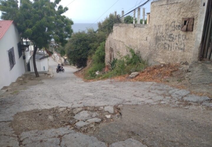 Urge repavimentación de calles de Playa Verde