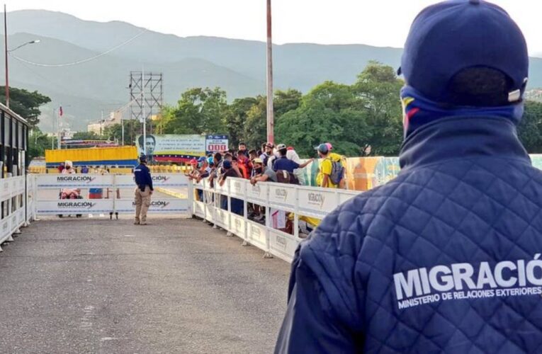 Venezolanos exigen abrir la frontera con Colombia
