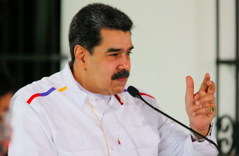 Maduro condena que EEUU no le done vacunas a Venezuela