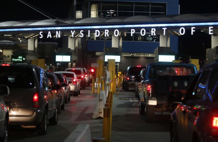 Migrantes venezolanos cruzan ilegalmente a EEUU en carros