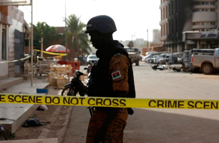 Extremistas matan 100 civiles en Burkina Faso