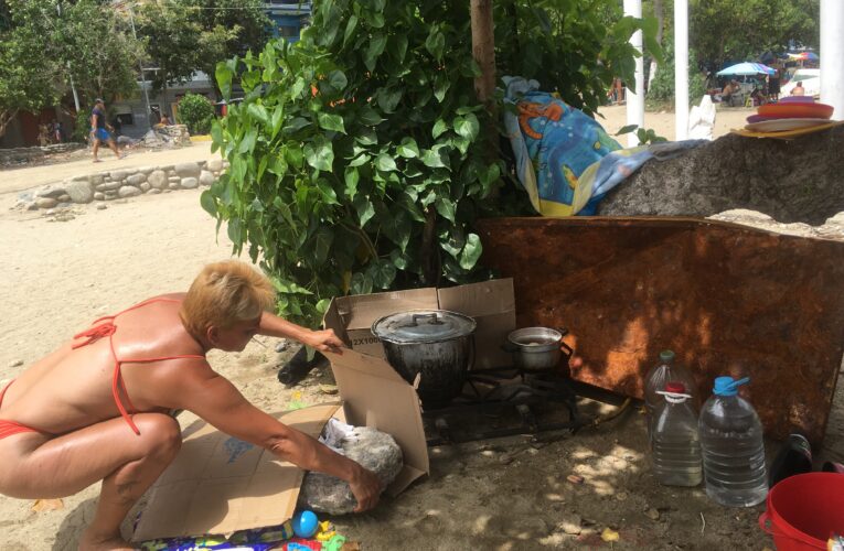 Platos en $20 obligan a bañistas a cocinar en la playa
