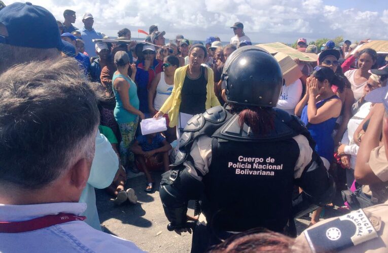 Detuvieron a 17 residentes de Los Roques que protestaron por gas y comida