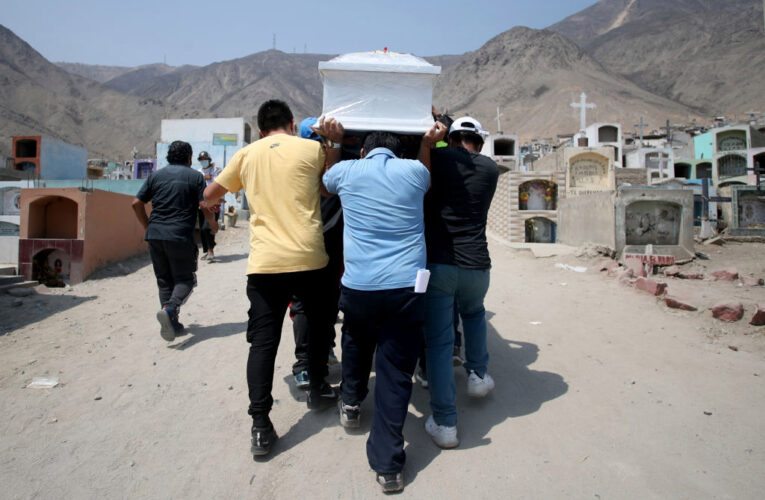 Perú duplica muertes por covid tras revisión de cifras