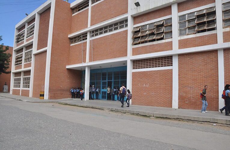Liceo Vargas requiere de manto asfáltico y de los tubos prometidos por Texeira Duarte