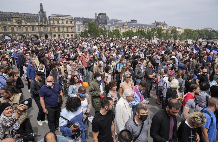 Miles protestaron en Francia contra vacunación y pases covid