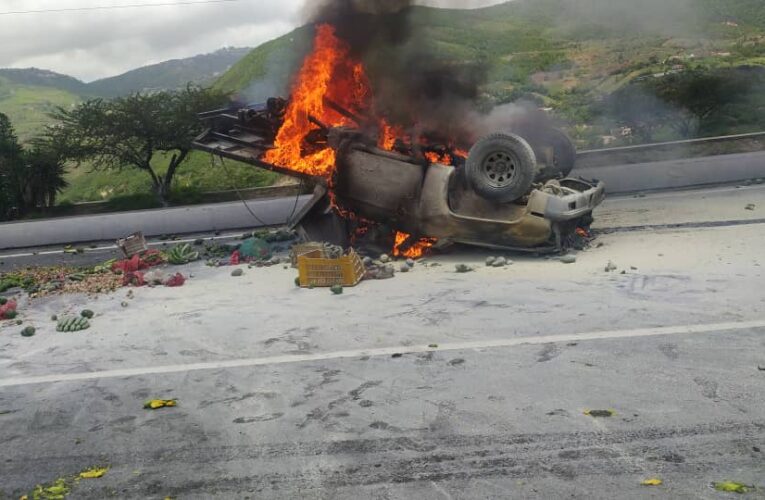 Comerciante chocó y murió calcinado en la Caracas-La Guaira