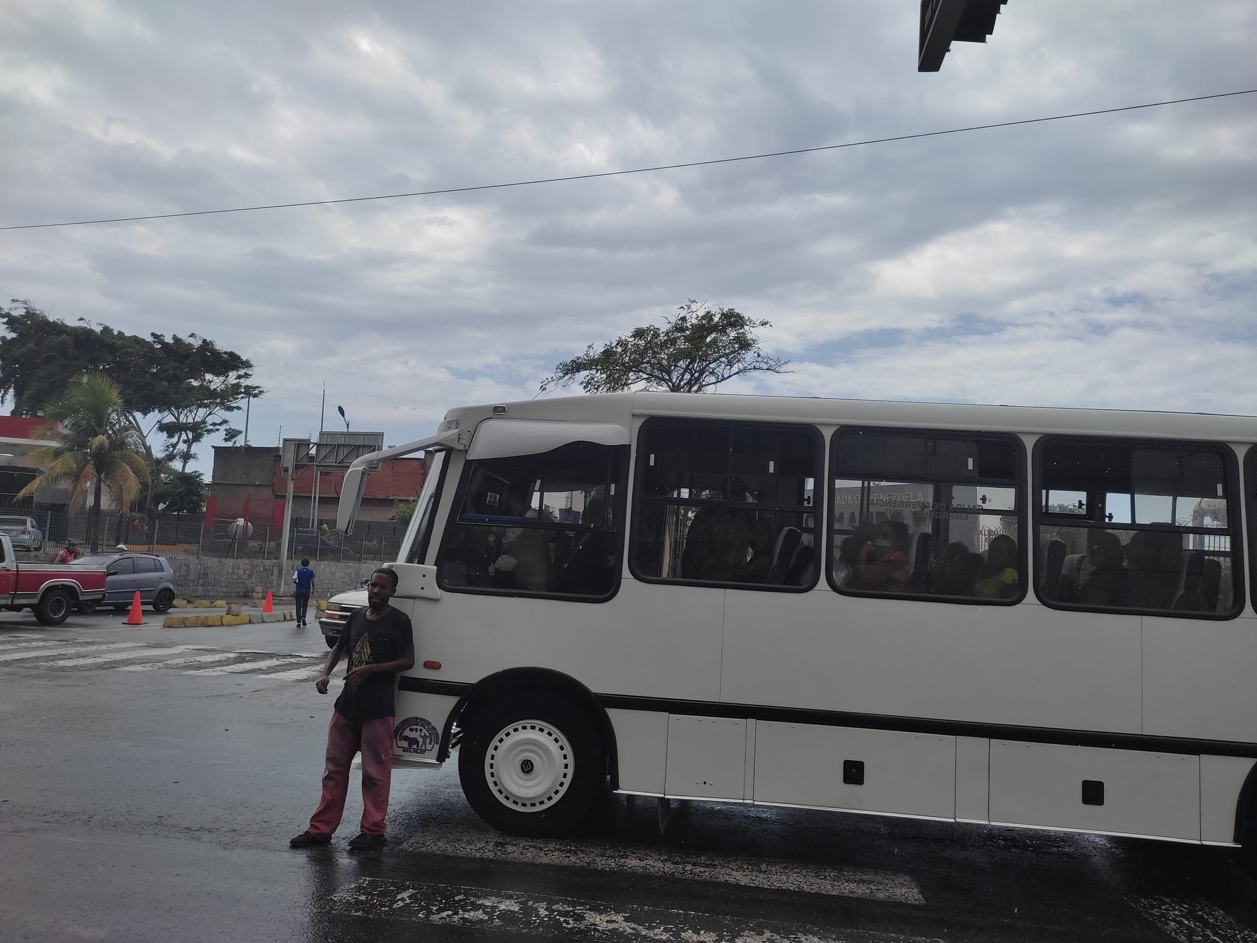 "Si quieren eliminar buses Caracas-La Guaira que traigan más rojitos"
