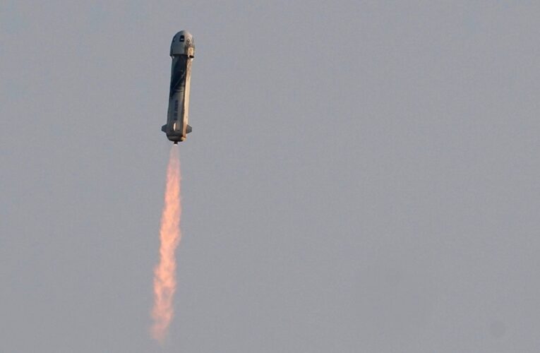 Jeff Bezos culminó con éxito vuelo al espacio