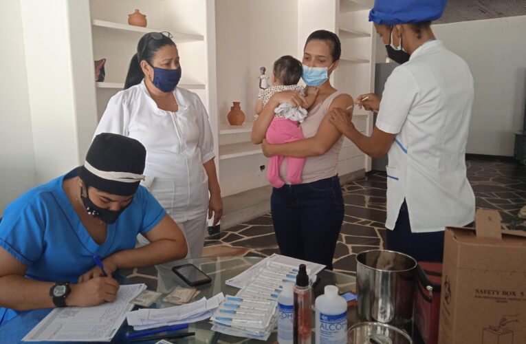 Embarazadas y lactantes recibieron dosis de Sinopharm en Casa Abrigo Miguel Zabala