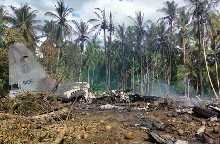 Al menos 31 muertos al estrellarse avión en Filipinas