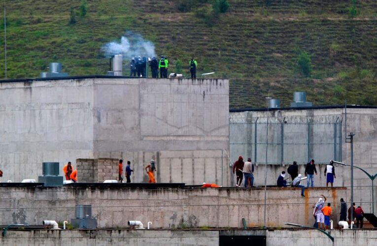 18 reos muertos dejan motines en dos cárceles de Ecuador