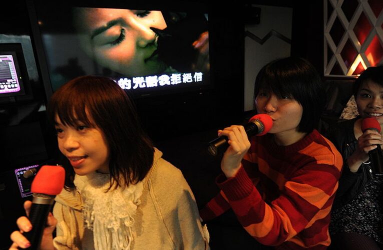 Gobierno chino prepara lista de canciones para prohibirlas en los karaokes