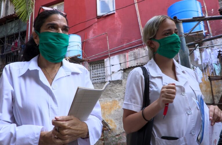 Pico de contagios y colapso hospitalario en Cuba