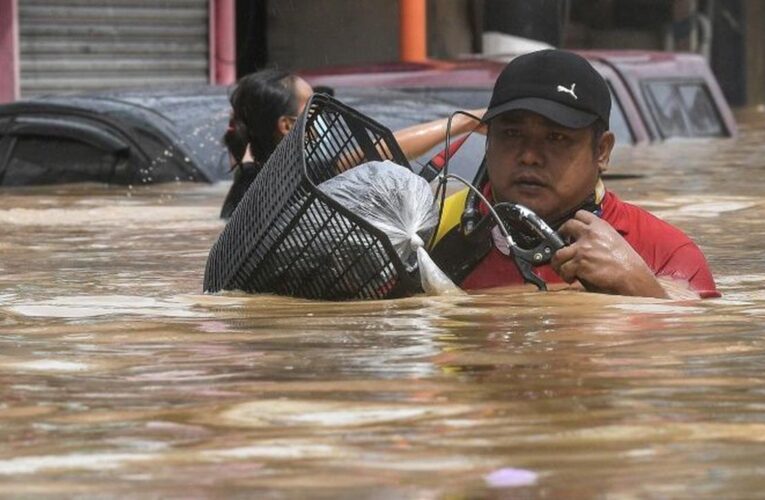 Dos muertos y más de 72.000 damnificados por inundaciones en Filipinas