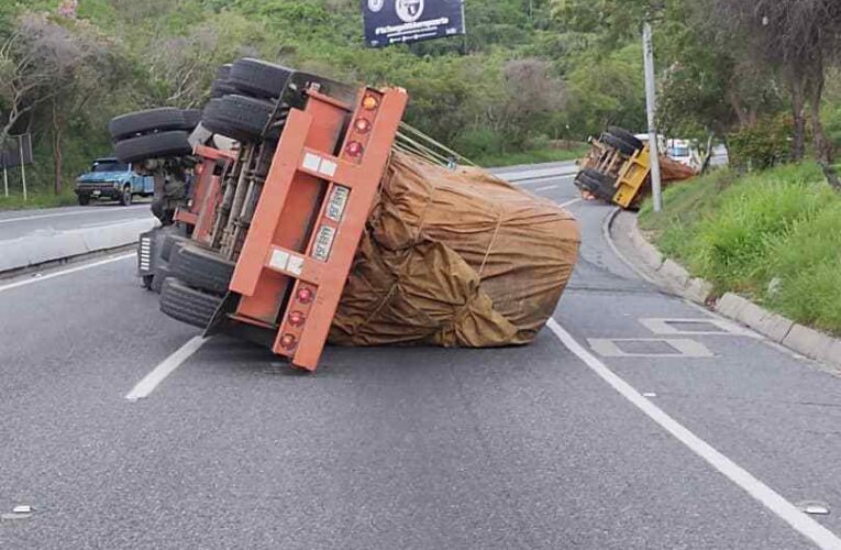 “La carga mal puesta sobre 4 gandolas provocó los volcamientos en la autopista”