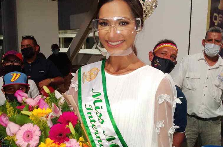 Ismelys Velásquez llegó con la corona de Miss Mesoamérica
