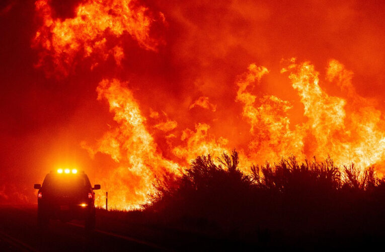 Incendio en California triplica su tamaño y miles evacúan