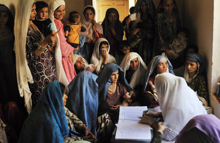 Afganas podrán estudiar, pero separadas de los hombres
