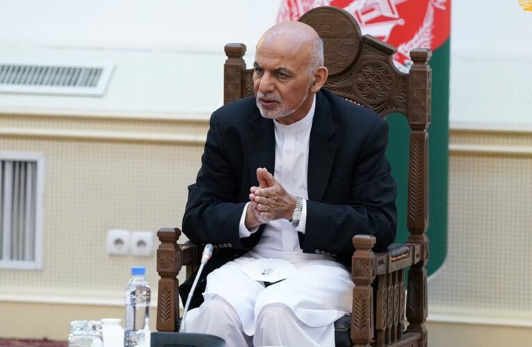 El presidente de Afganistán abandona el país