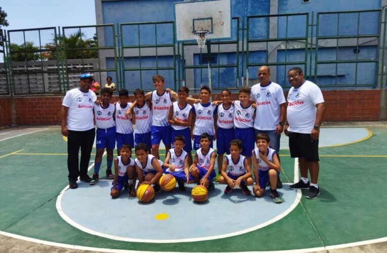 Aviación Social donó uniformes y balones a los niños de la escuela de baloncesto