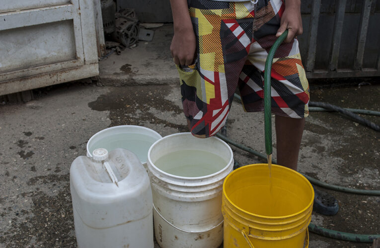 Guaireños hartos de la escasez de agua claman a los gobernantes por soluciones
