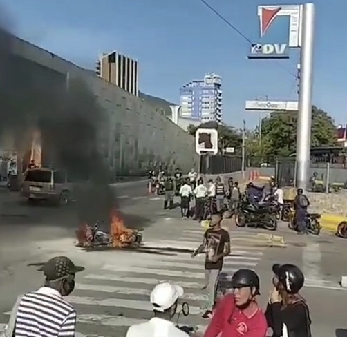 Explotó tanque de una moto frente a la bomba del Puerto