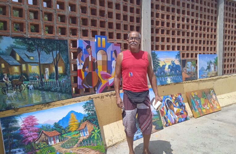 Domingo Herrera expone diariamente sus cuadros en Mare Abajo