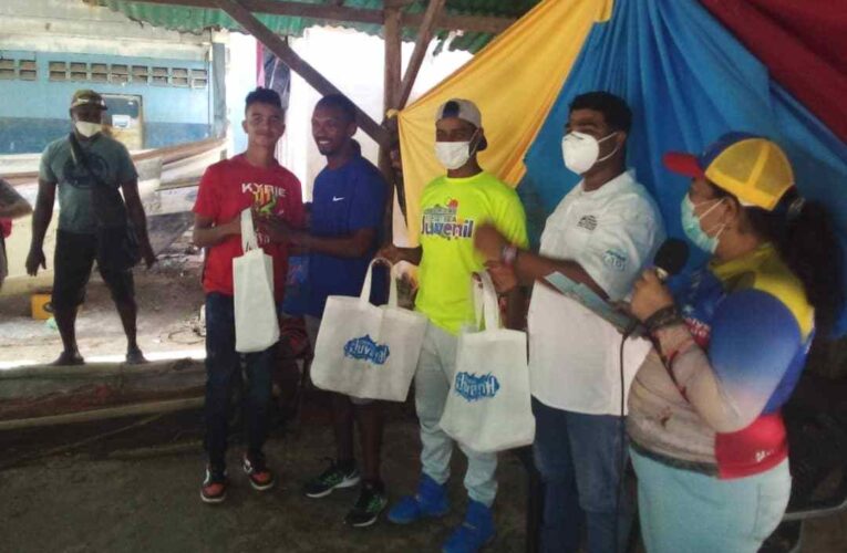 Ministerio de Pesca entregó kits a 35 jóvenes de Caruao