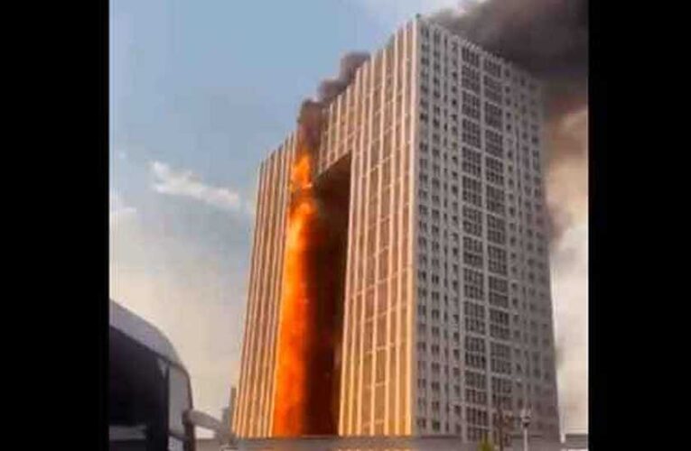 Incendio consumió rascacielos en China