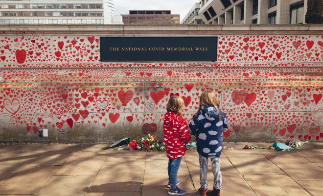 Pintan muro con 15.000 corazones para recordar a los fallecidos por covid