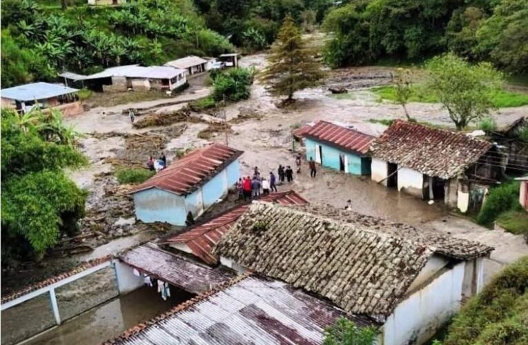 Maduro aprueba recursos para 11 estados afectados por las lluvias