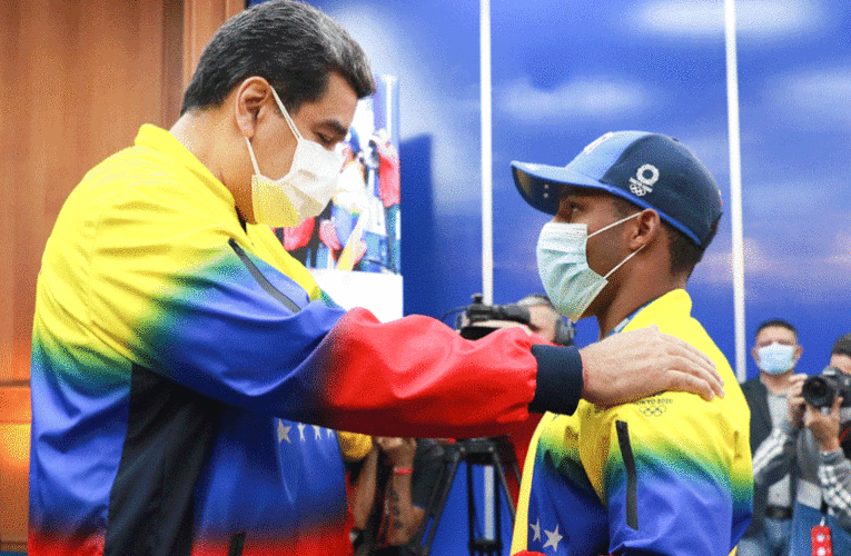 Maduro ordena crear plan de becas y apoyo para los atletas