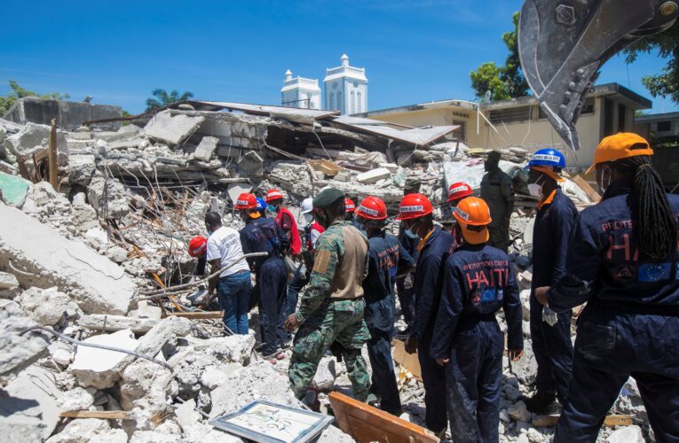Casi 1.300 muertos tras terremoto en Haití