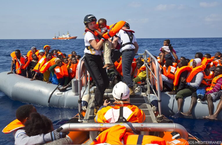 Más de 800 migrantes esperan un puerto a bordo de dos barcos de ONG
