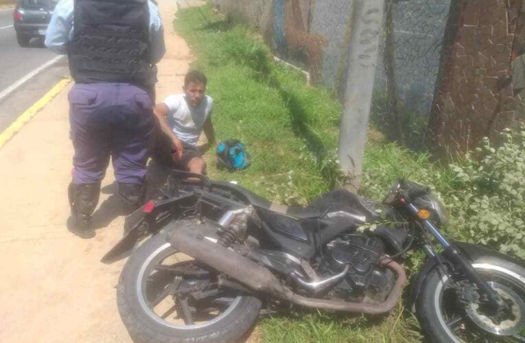 Perdió el control de su moto y se fue contra la acera