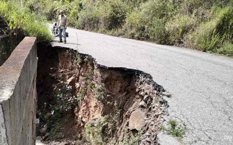 15 fallas de borde son trampas mortales en la vía Carayaca-El Junquito